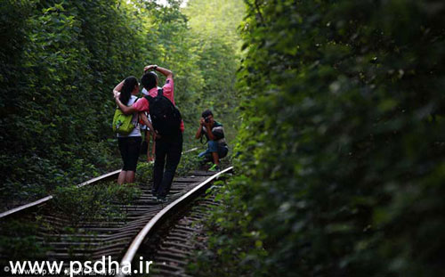 ژست عکاسی روی ریل راه آهن