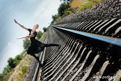 ژست عکاسی روی ریل راه آهن