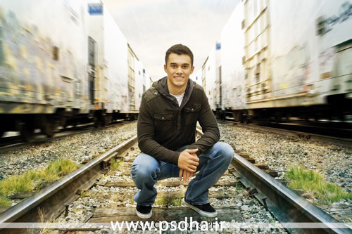 ژست عکاسی روی ریل راه آهن