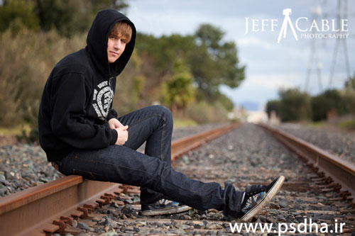 ژست عکاسی روی ریل راه آهن