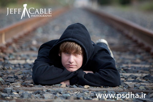 ژست عکاسی روی ریل راه آهن