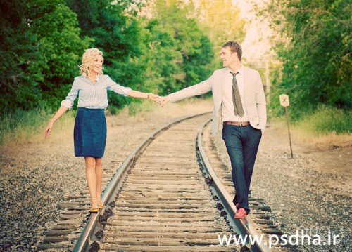 ژست عکاسی روی ریل راه آهن