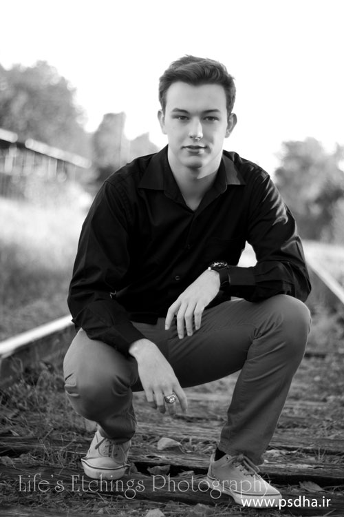 ژست عکاسی روی ریل راه آهن