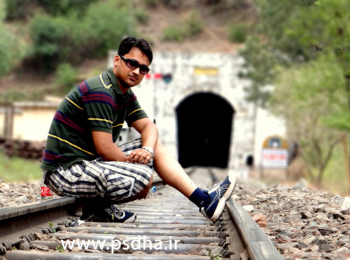 ژست عکاسی روی ریل راه آهن