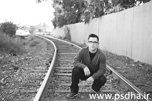 ژست عکاسی روی ریل راه آهن