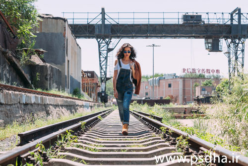 ژست عکاسی روی ریل راه آهن