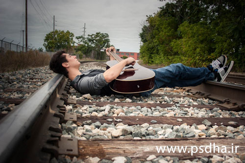 ژست عکاسی روی ریل راه آهن