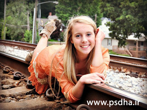 ژست عکاسی روی ریل راه آهن